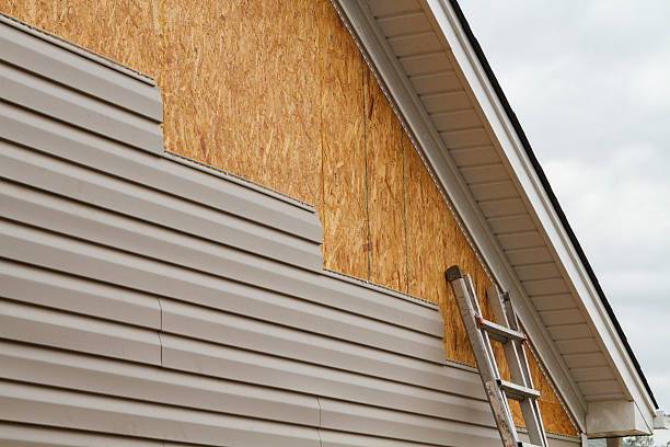 Professional Emergency Siding Repair technician working in Middleburg, NC